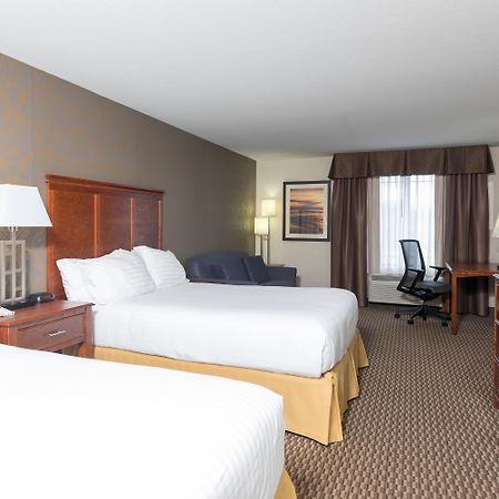 Holiday Inn Express Holland By Ihg Exterior photo