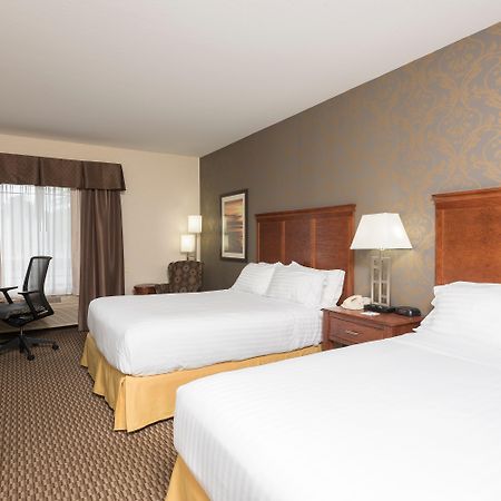 Holiday Inn Express Holland By Ihg Exterior photo