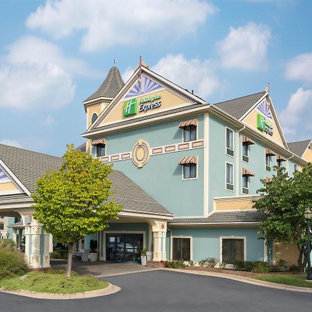 Holiday Inn Express Holland By Ihg Exterior photo