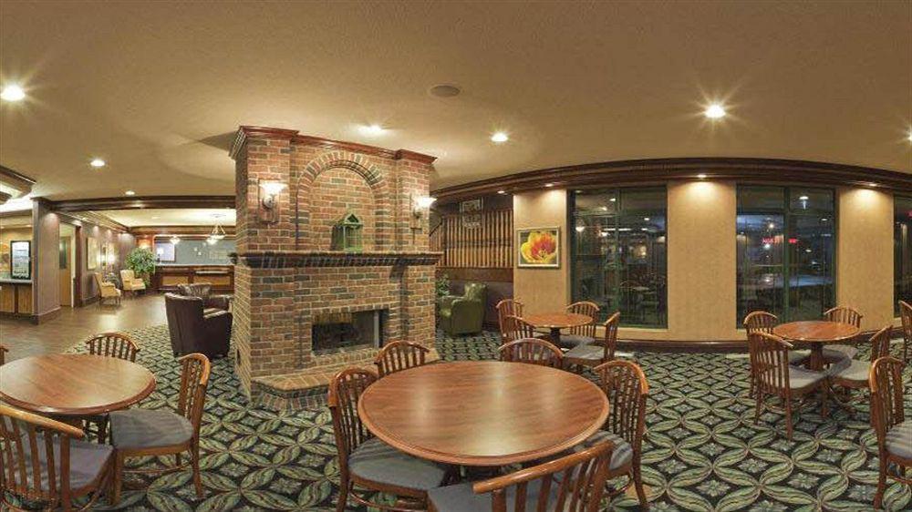 Holiday Inn Express Holland By Ihg Exterior photo