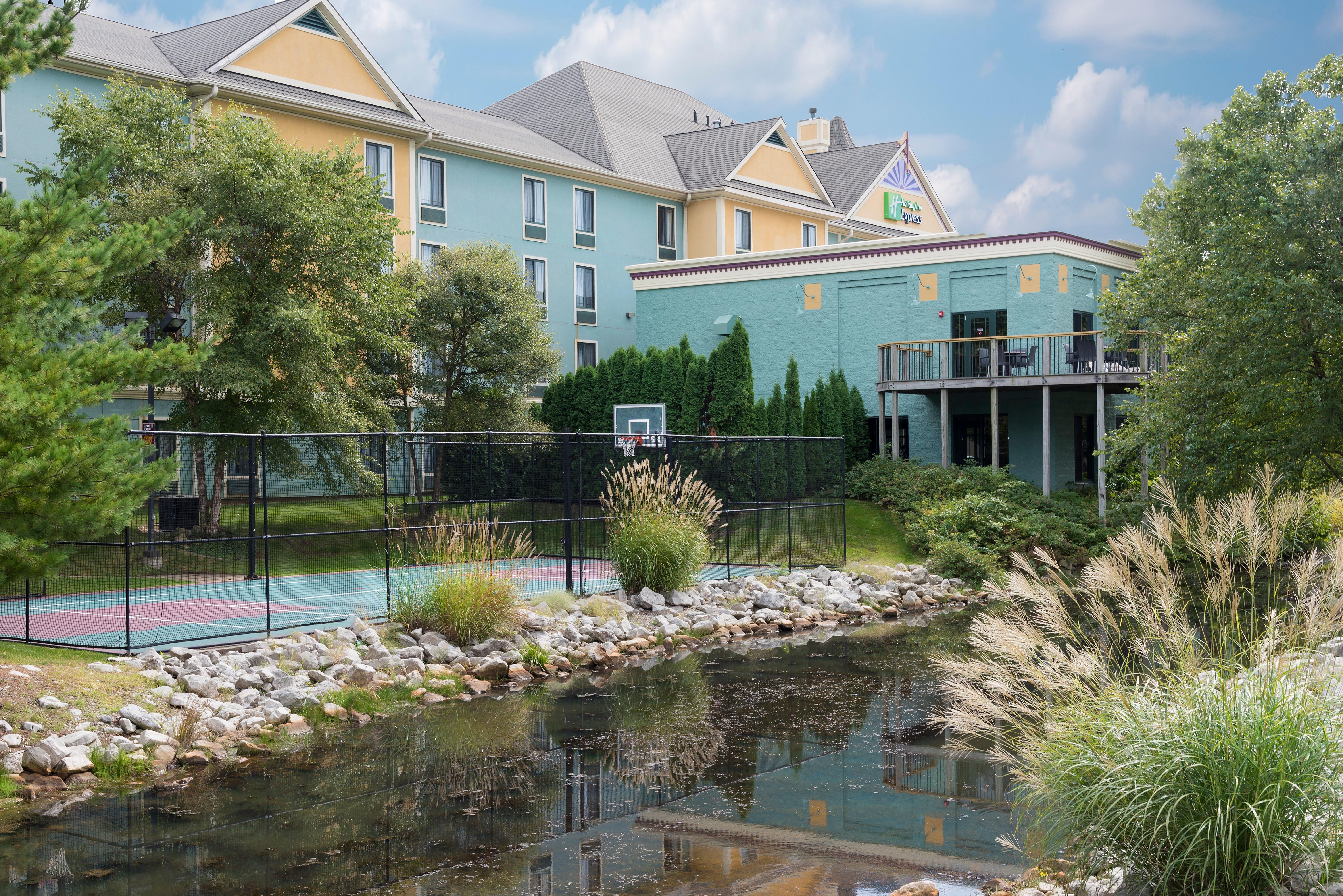 Holiday Inn Express Holland By Ihg Exterior photo