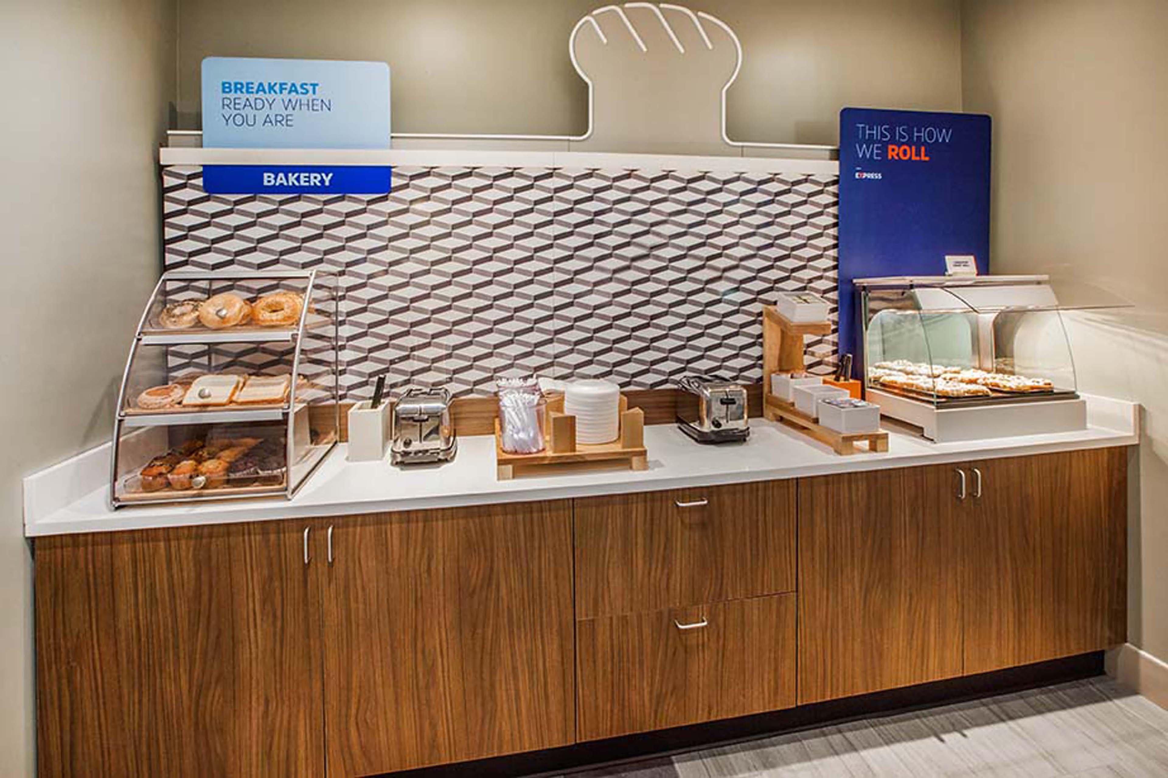 Holiday Inn Express Holland By Ihg Exterior photo