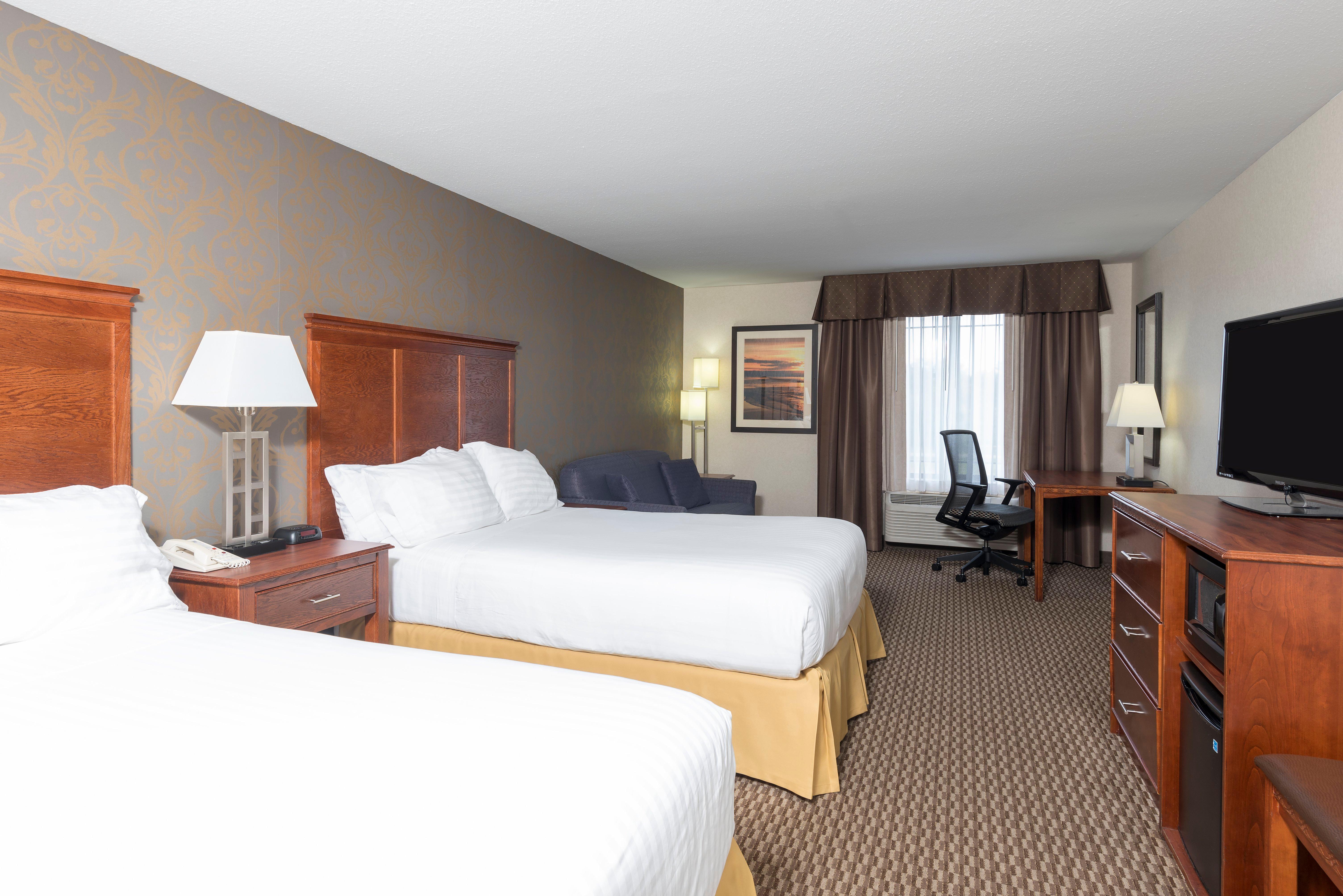 Holiday Inn Express Holland By Ihg Exterior photo