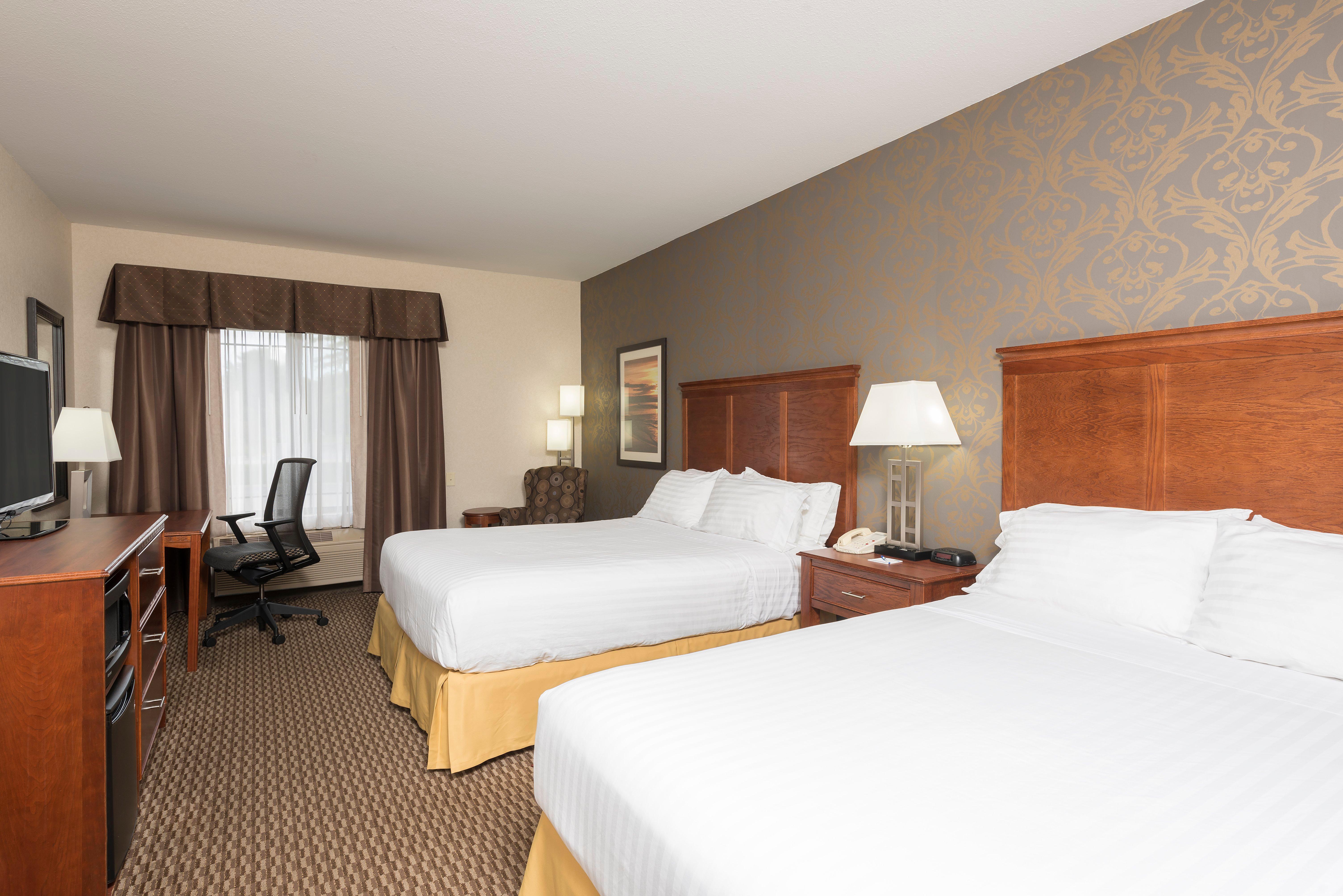 Holiday Inn Express Holland By Ihg Exterior photo