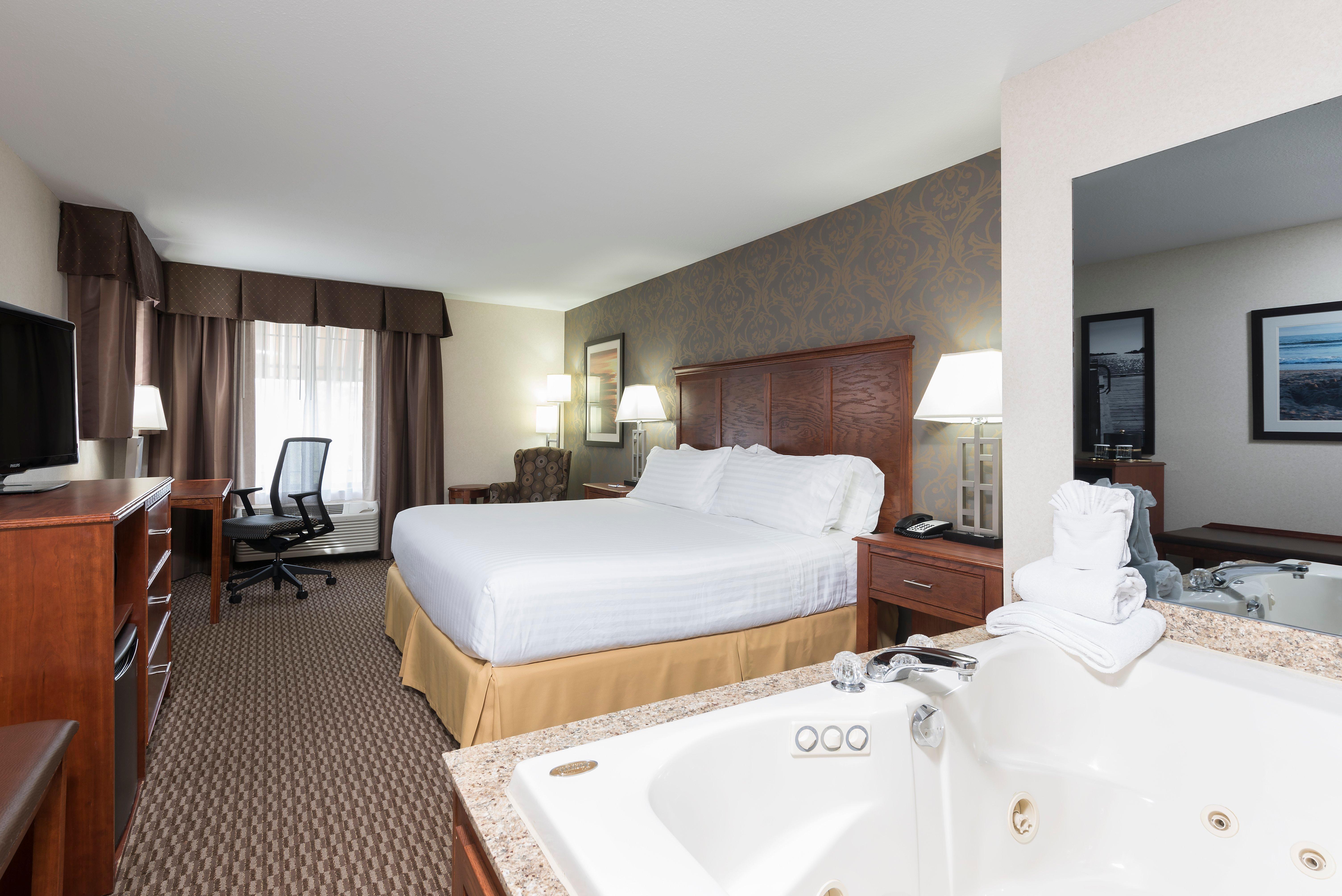 Holiday Inn Express Holland By Ihg Exterior photo