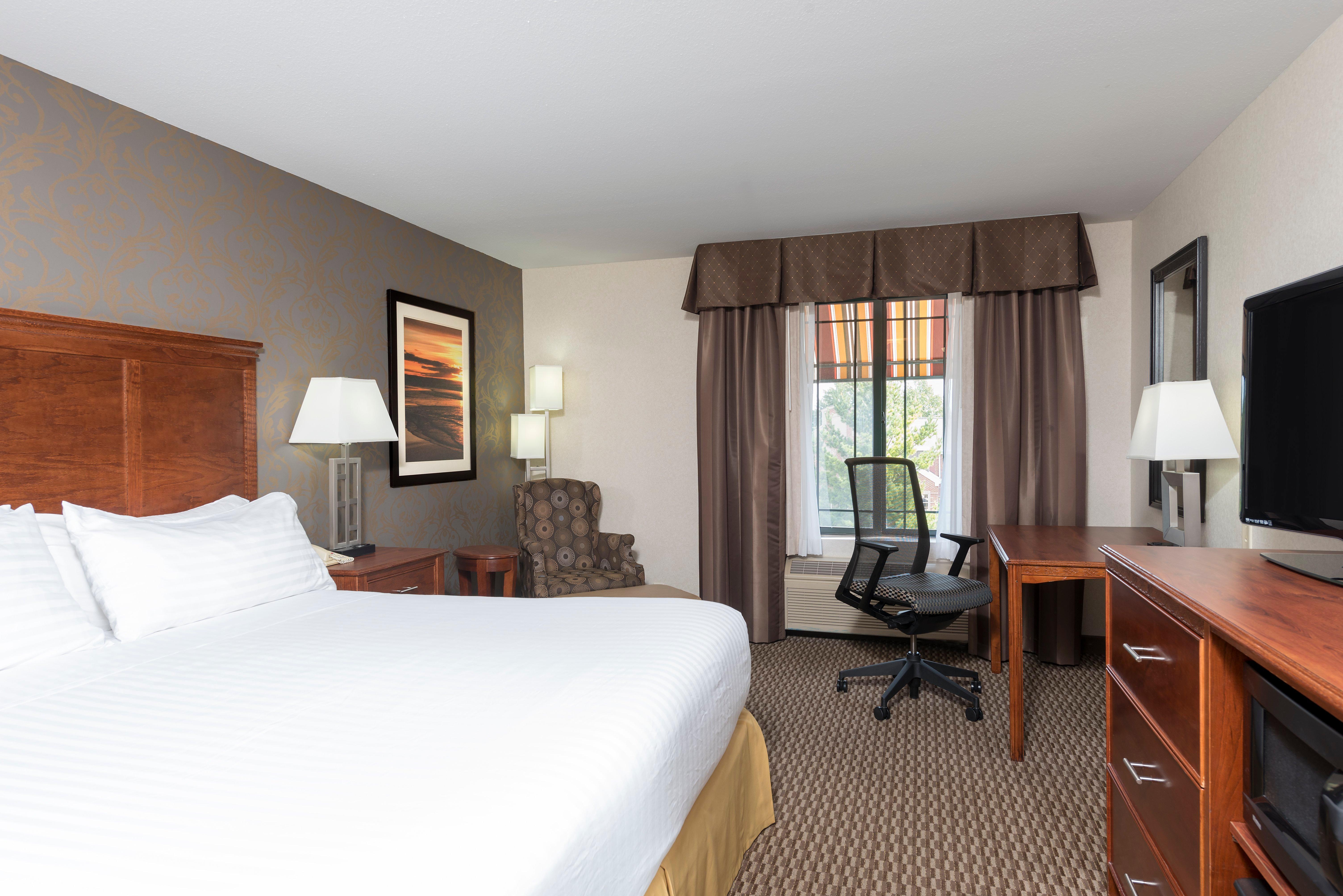 Holiday Inn Express Holland By Ihg Exterior photo