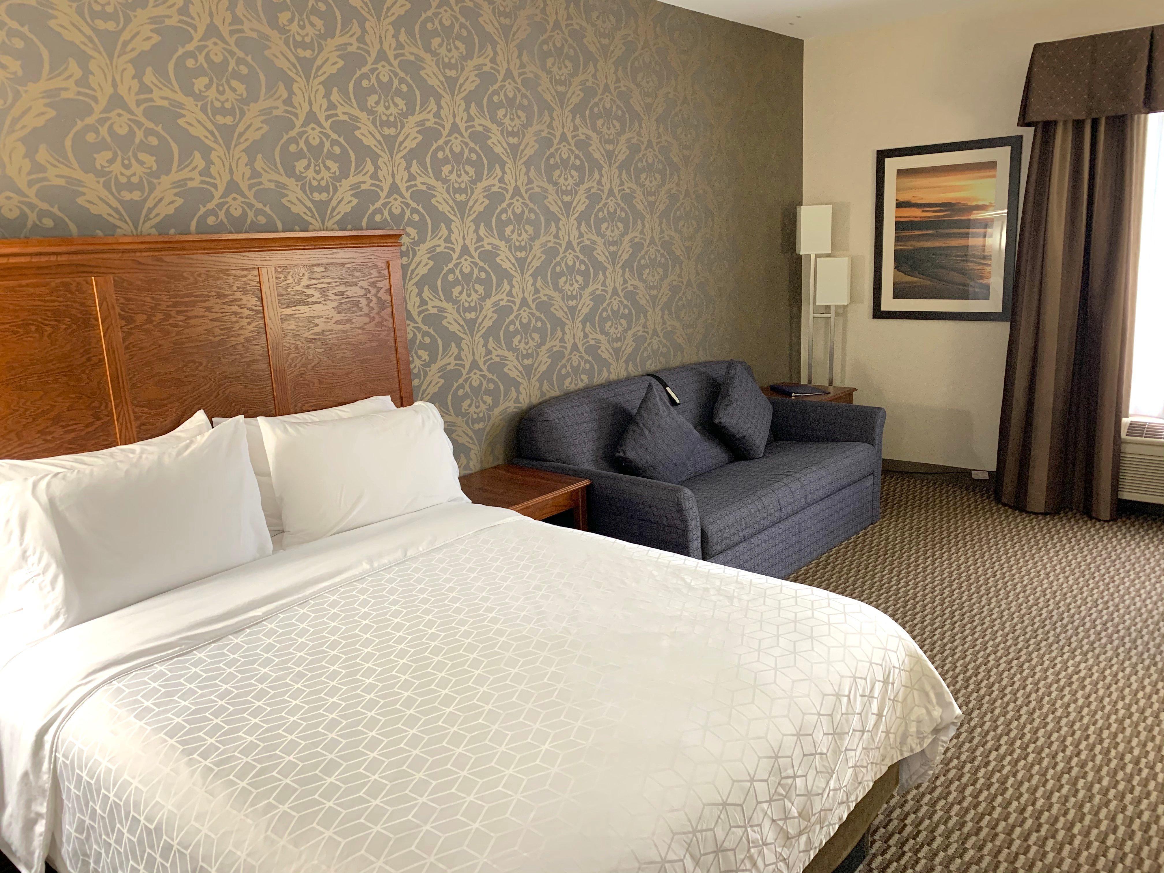 Holiday Inn Express Holland By Ihg Exterior photo