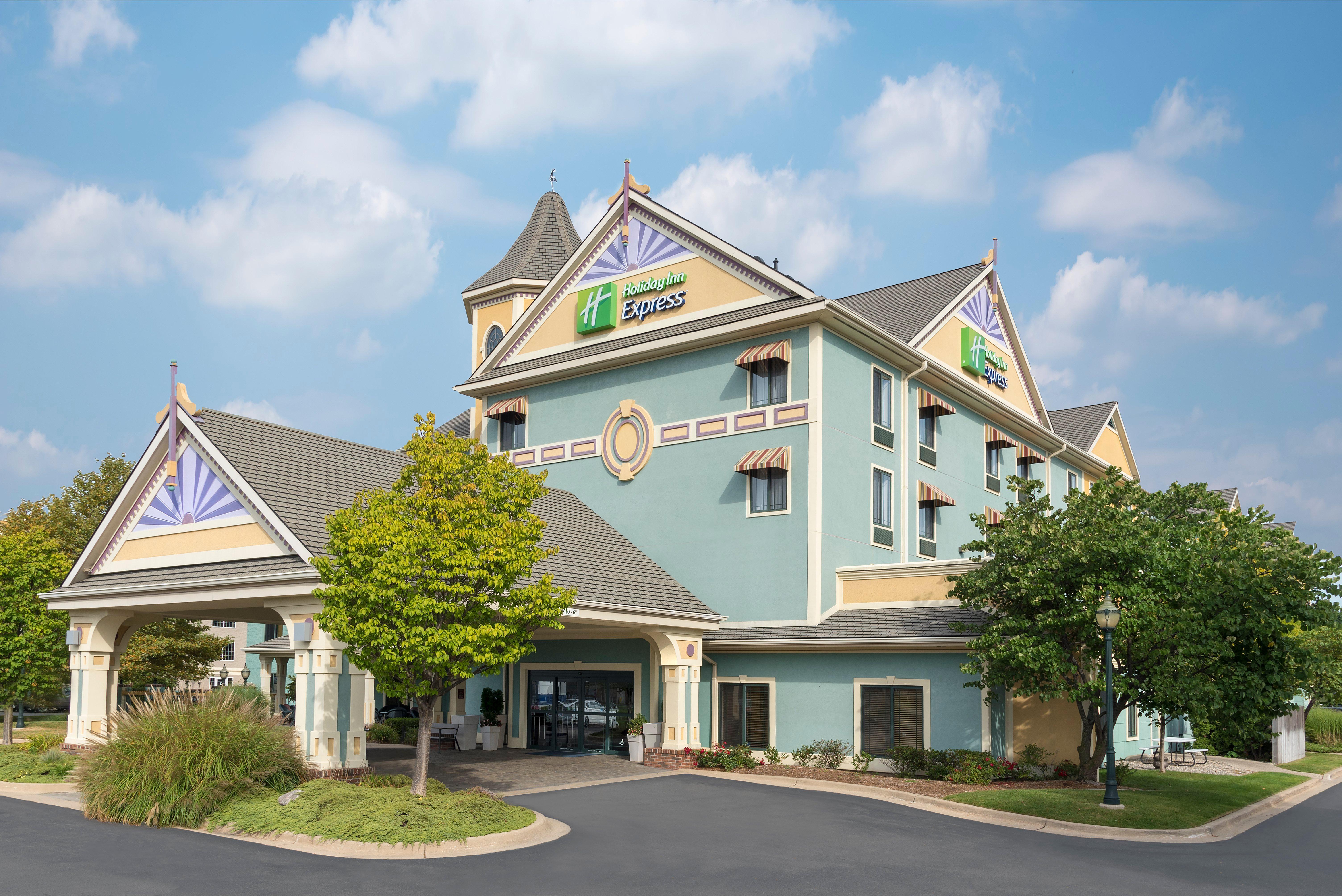 Holiday Inn Express Holland By Ihg Exterior photo