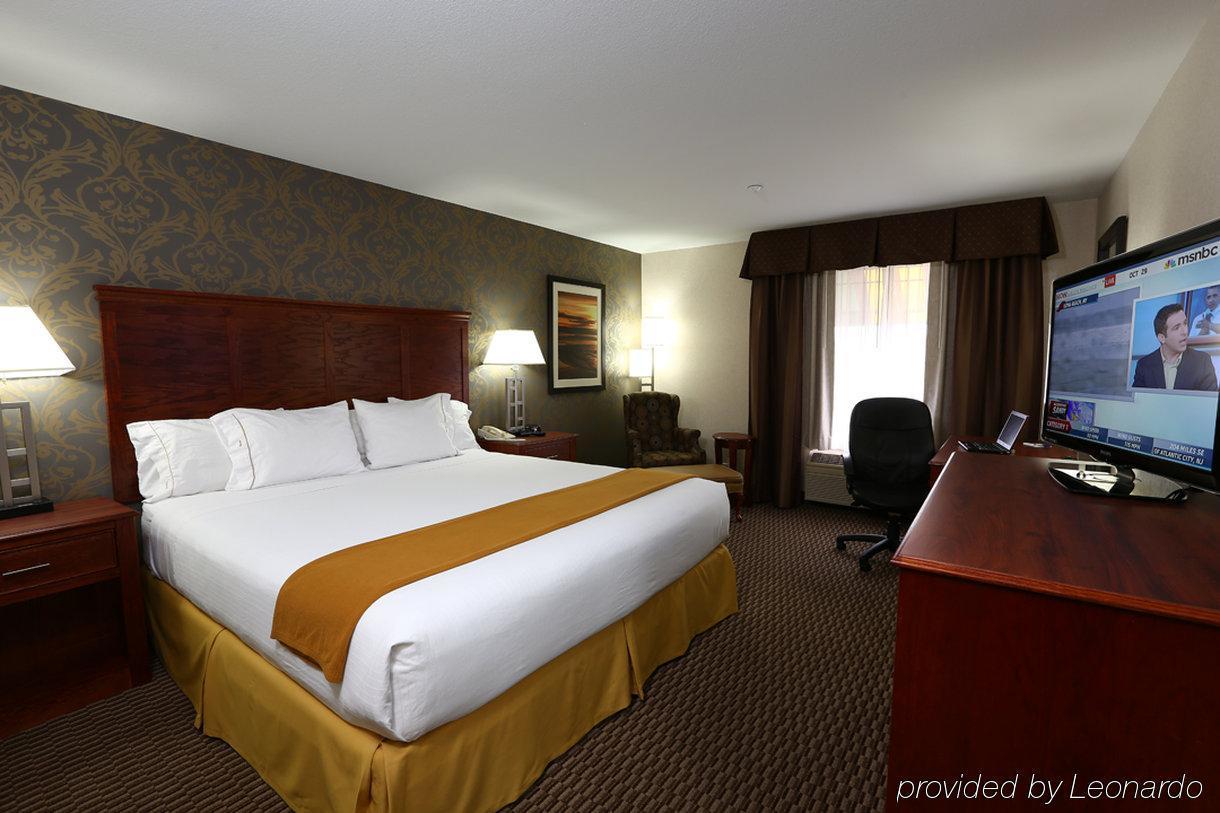 Holiday Inn Express Holland By Ihg Exterior photo