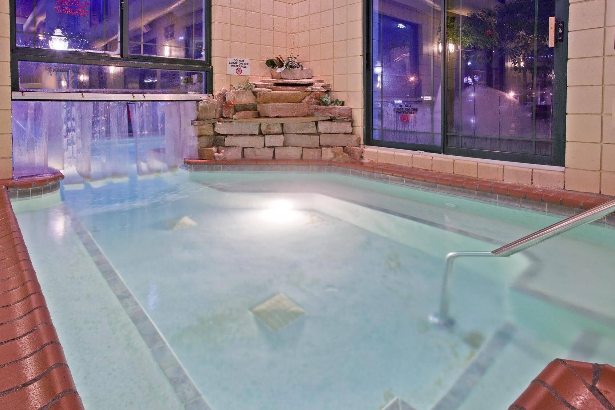 Holiday Inn Express Holland By Ihg Exterior photo