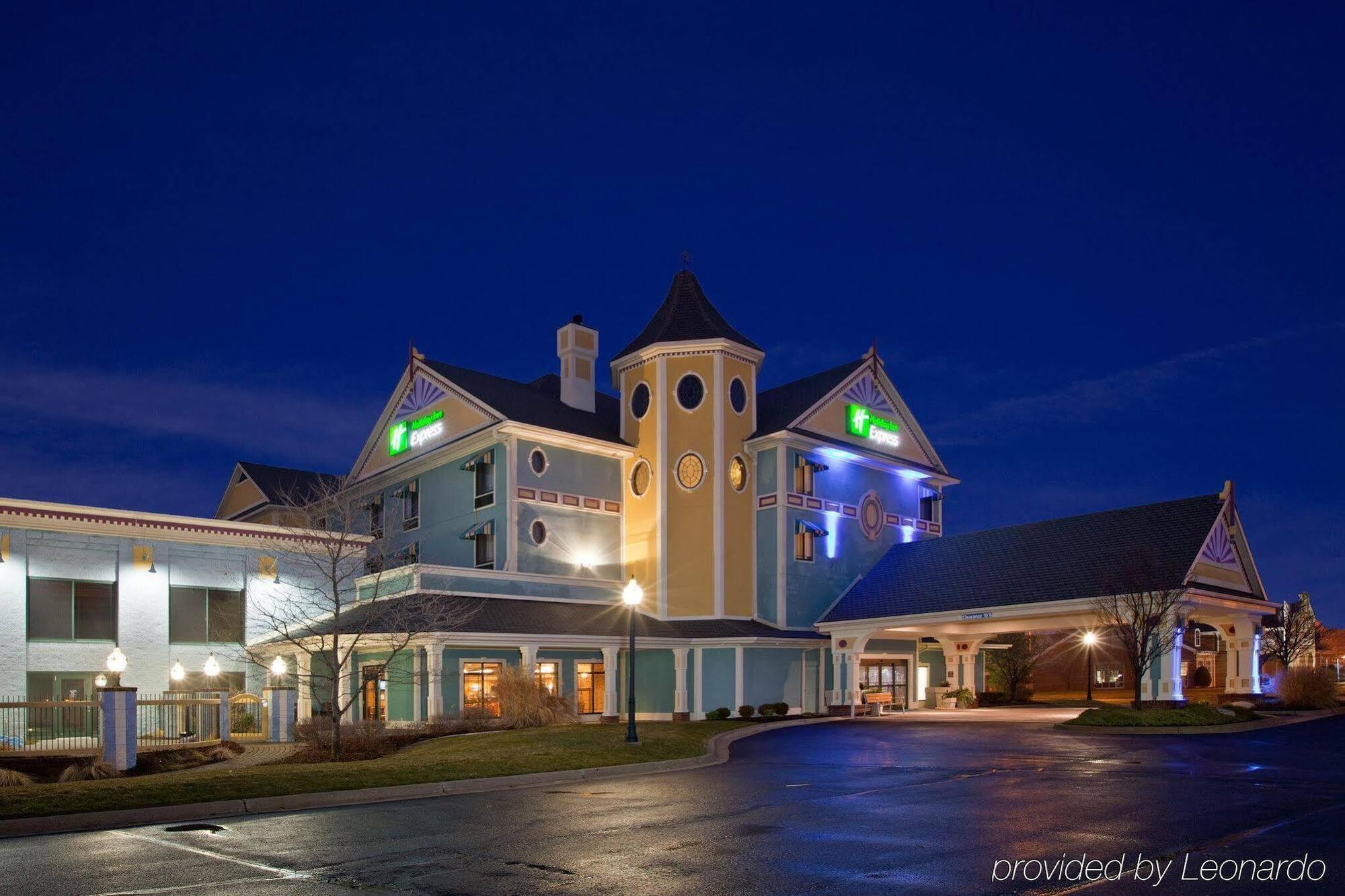 Holiday Inn Express Holland By Ihg Exterior photo