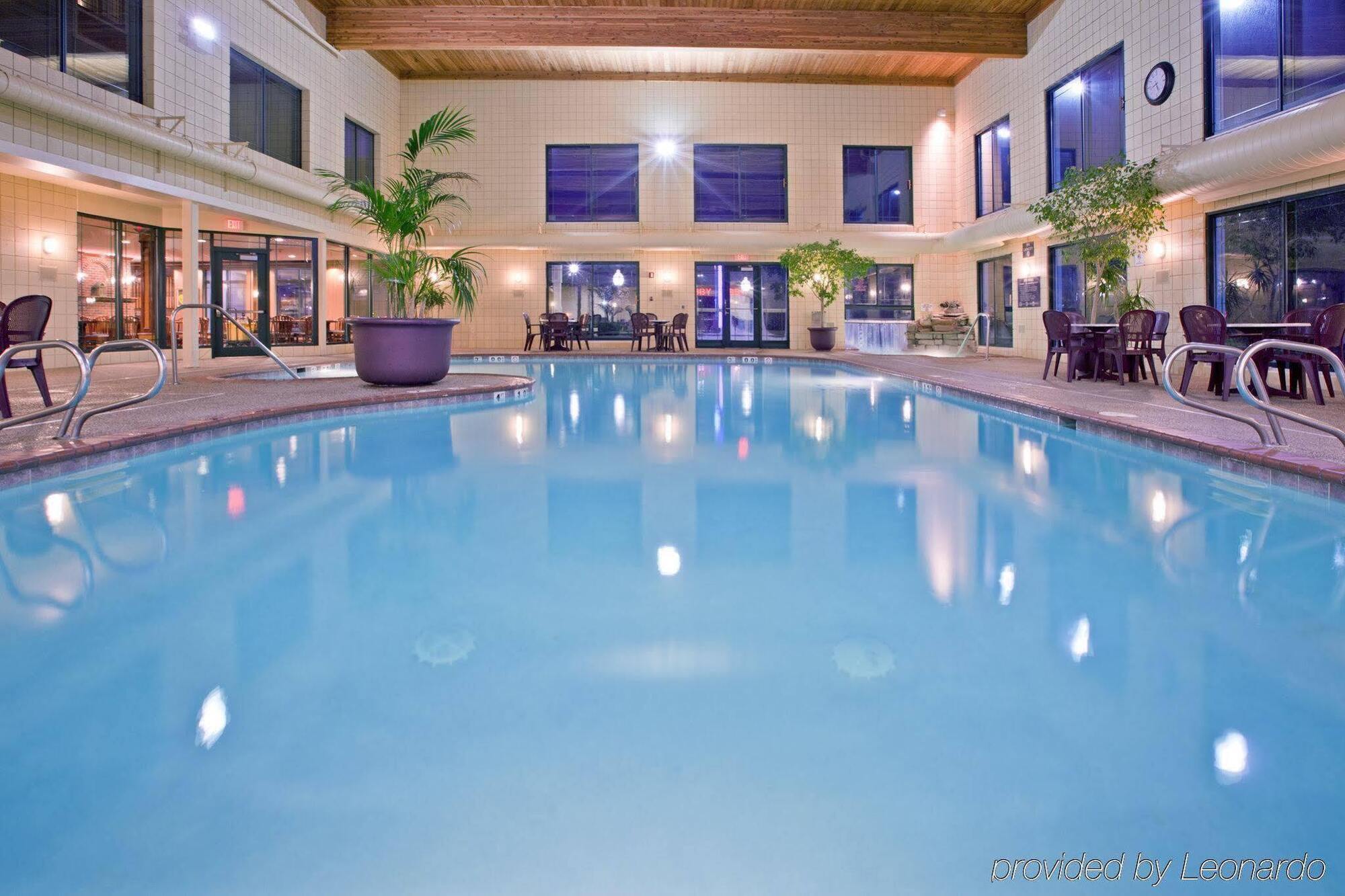 Holiday Inn Express Holland By Ihg Exterior photo